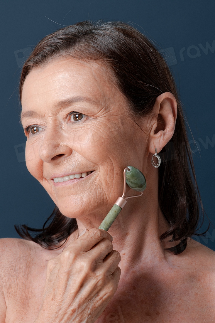 Elderly Woman Using A Jade Premium Photo Rawpixel