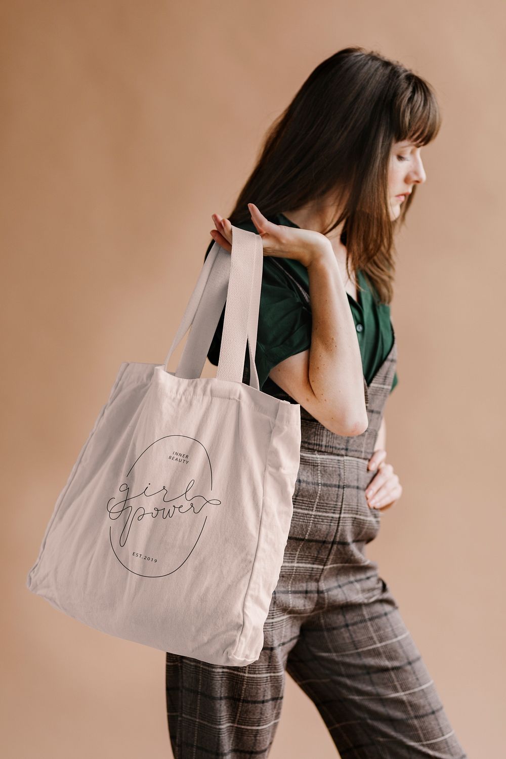 Woman With A Tote Bag | Premium PSD Mockup - Rawpixel