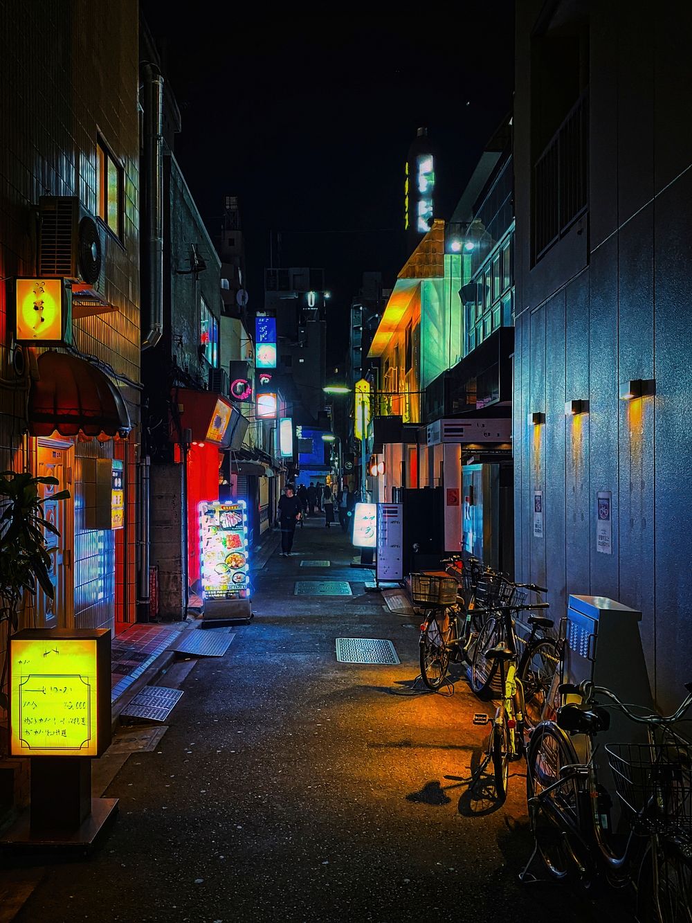 Free urban alley at night | Free Photo - rawpixel