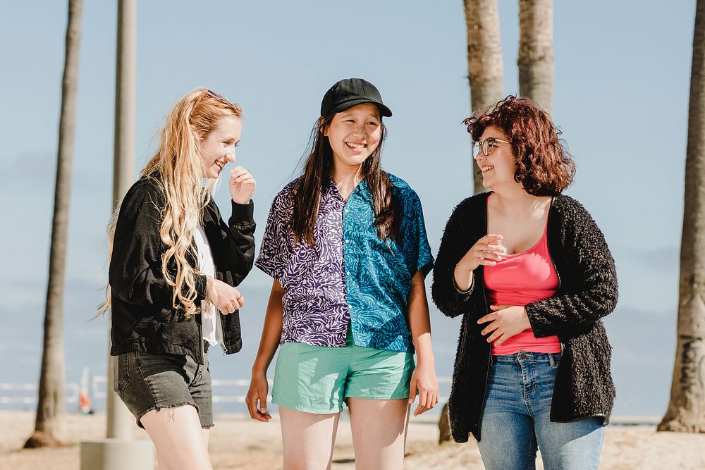 Teen girl friends, summer in Venice | Free Photo - rawpixel