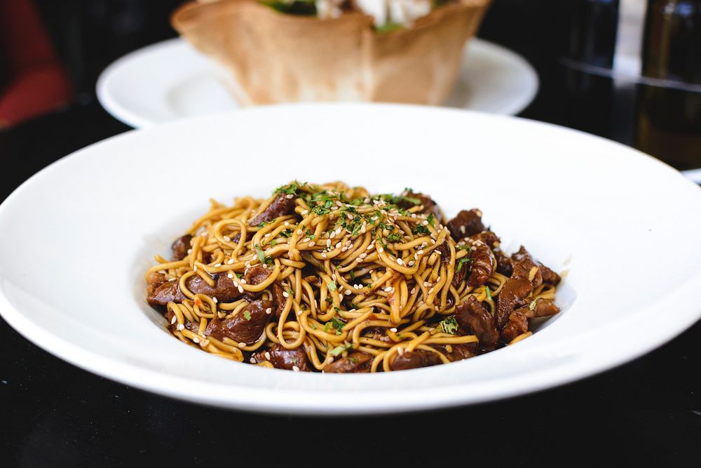 Oyster sauce noodles with beef Free Photo rawpixel