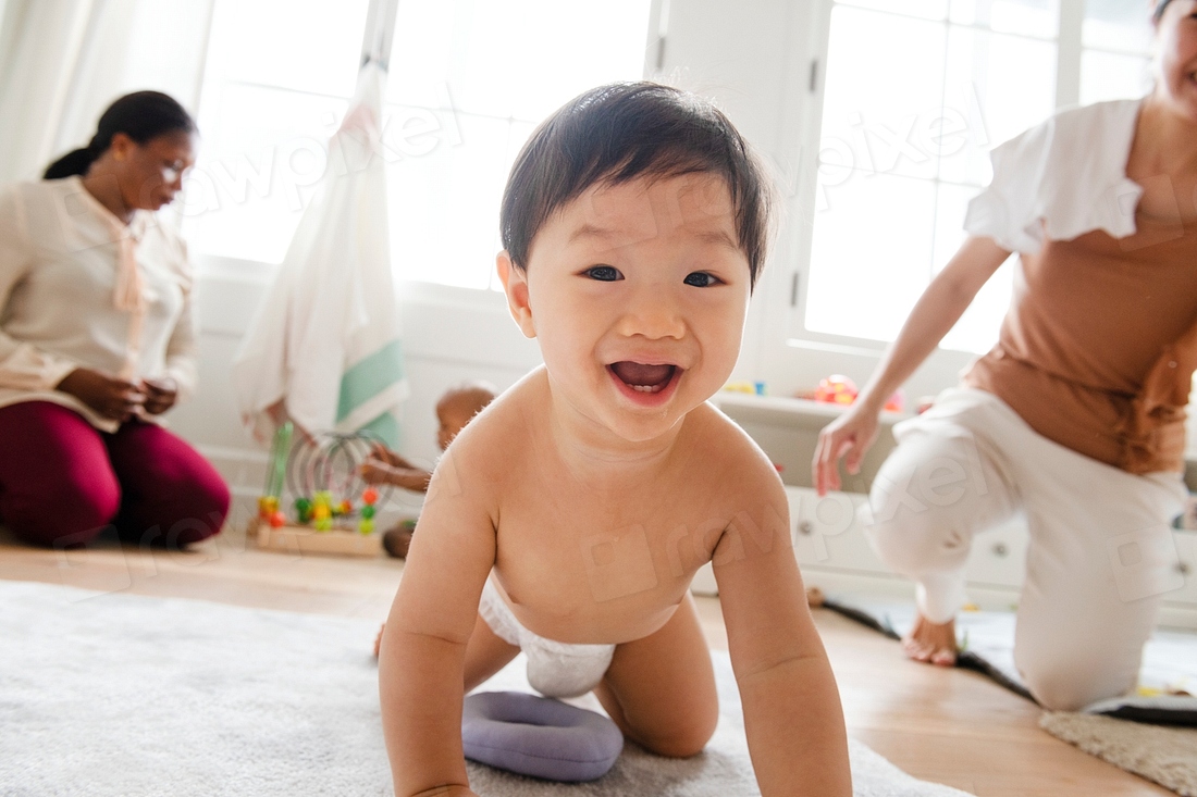 Asian baby crawling floor | Premium Photo - rawpixel