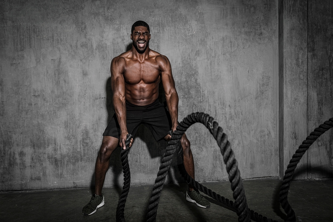 Muscular man working battle ropes | Premium Photo - rawpixel