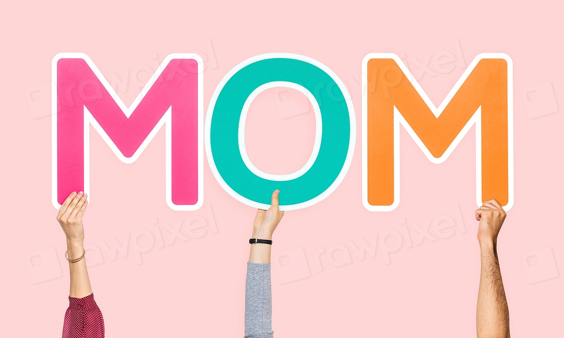 Hands holding the word mom | Premium PSD - rawpixel