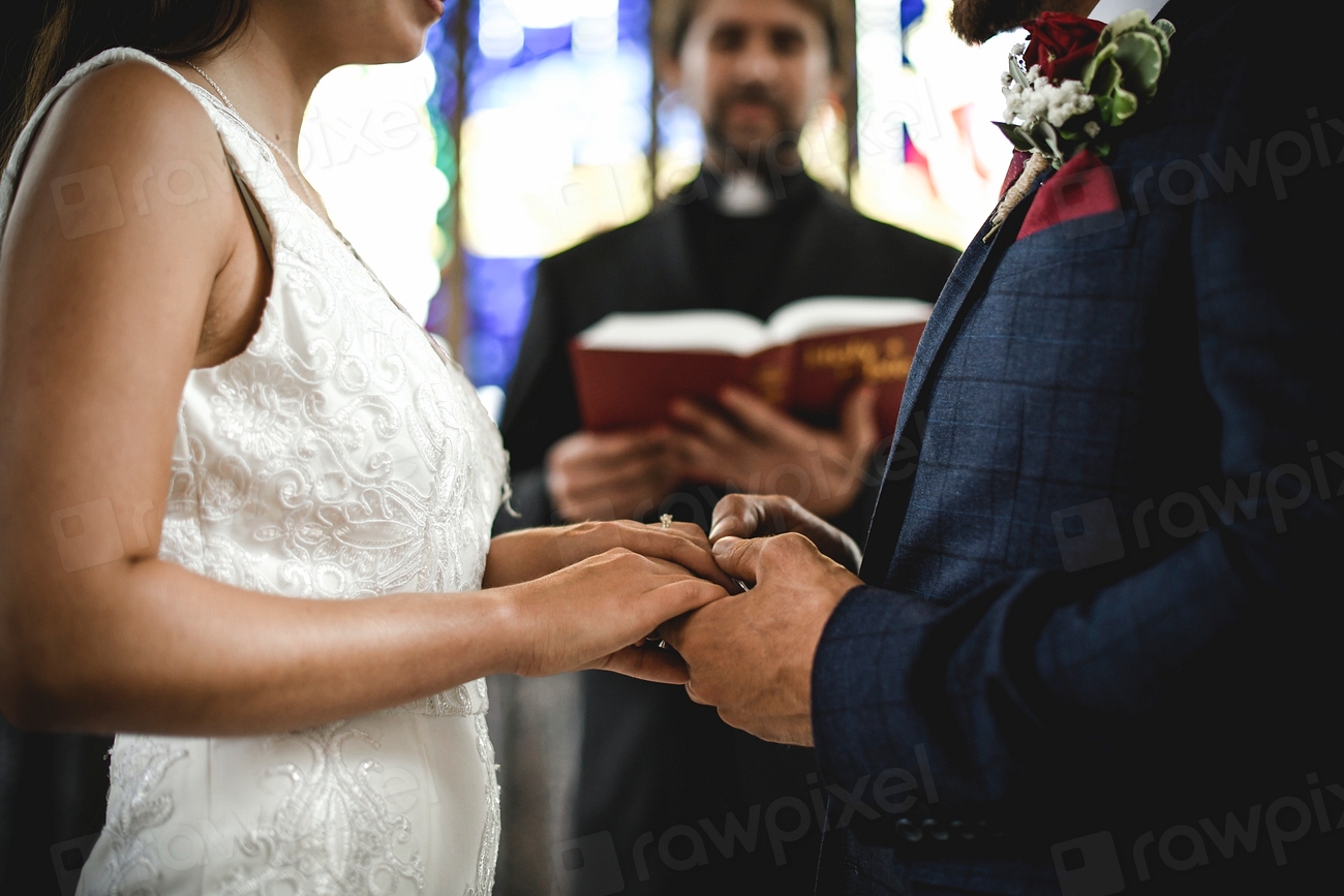 Bride and groom at the altar | Photo - rawpixel