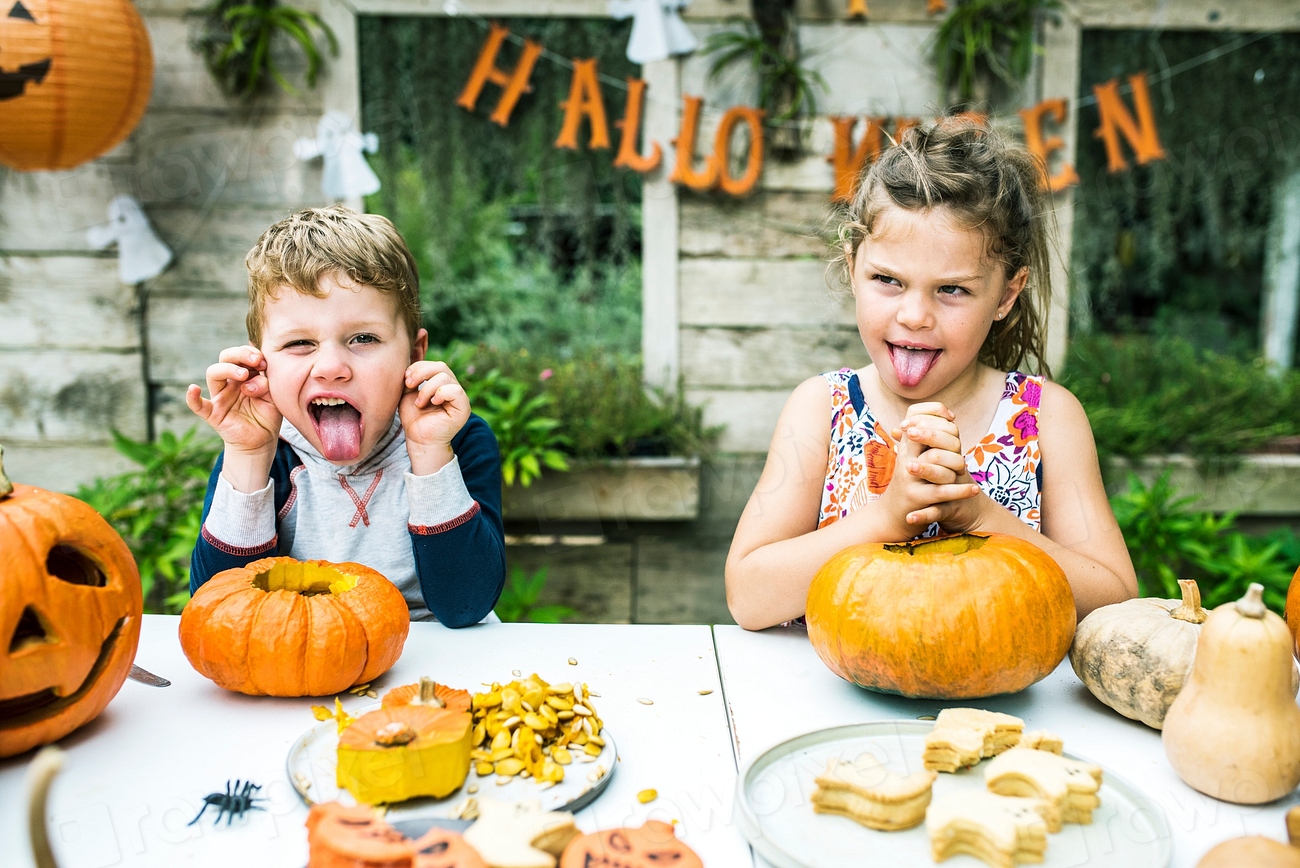 Young kids carving Halloween jack-o'-lanterns | Free Photo - rawpixel