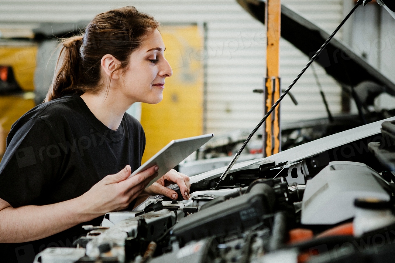 Female mechanic running diagnostic car Premium Photo rawpixel