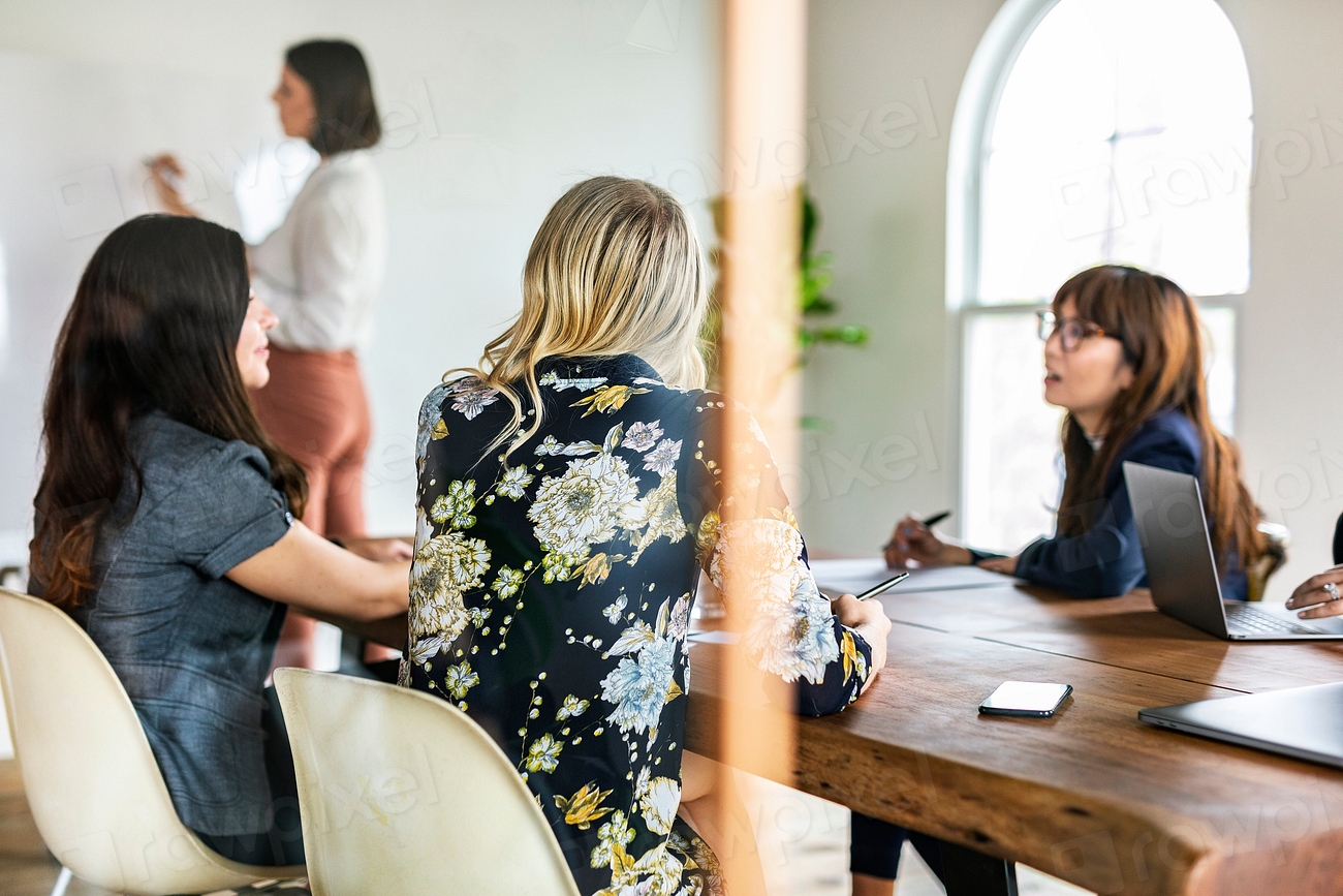 Businesswomen Brainstorming In A Meeting | Premium Photo - Rawpixel