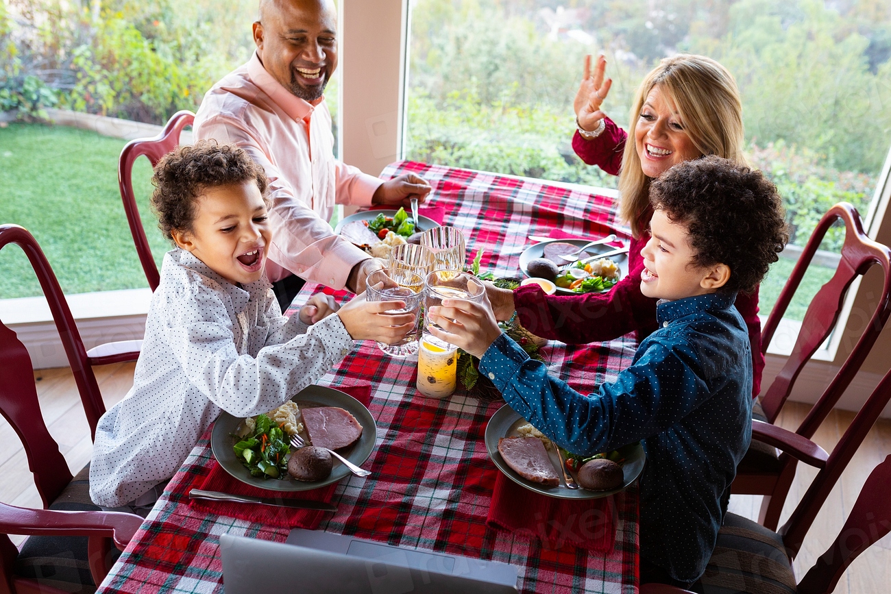 Christmas dinner video call in the new | Photo - rawpixel