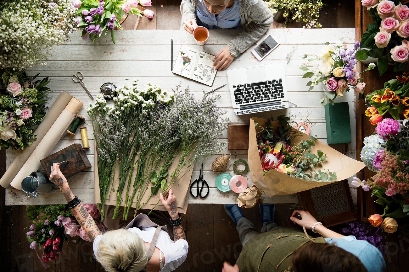 Florist job flower arrangement and | Premium Photo - rawpixel