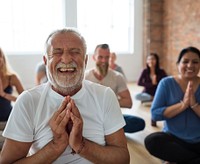 Smiling old man in yoga class psd