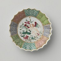 Saucer with a putto holding a lotusbranch (c. 1725 - c. 1749) by anonymous