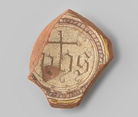 Fragment (voet) met rode scherf, in sgraffito-techniek binnen enkele cirkels (oker en mangaan paars) in sierlijke letters iets gelijkend op IIHS (1200 - 1899) by anonymous