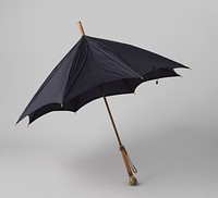 Paraplu met donkerblauw effen zijden dek met houten stok, waaraan een leren bruine draagriem en bolronde hoornen knop (c. 1910) by anonymous