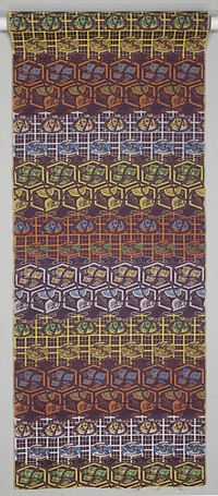 Baan zijde met een dessin van horizontale banden met ovalen op rasterwerk en banden met zeshoeken, gevuld met bladwerk, vogels, zoogdieren en abstracte ornamenten (c. 1900 - c. 1920)