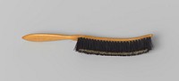 Hoedenborstel met houten handvat en gekromde borstel waarin zwarte en witte stugge haren (c. 1930 - c. 1950) by anonymous