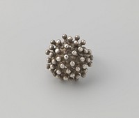 Tienerring met bolle knop met uitsteeksels, 'egelring' (c. 1960 - c. 1970) by anonymous