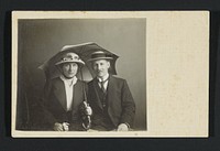 Portret van Gustav Schnitzler jr., zoon van de oprichter van parapluiefabriek 'Gelria', en zijn echtgenote onder een parapluie (c. 1915 - c. 1920) by anonymous