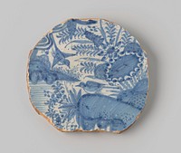 Scherf van rossig bakkend aardewerk met standring, voorzien van wit glazuur aan de voor- en achterzijde en van een decoratie van een tafereel van een poel omringd door bloemen en twee vogels in blauw (1600 - 1650) by anonymous