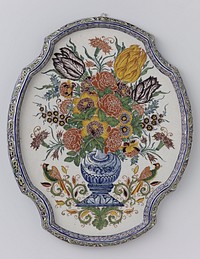 Ovale plaque met uitgeschulpte rand veelkleurig beschilderd met een vaas met bloemen (c. 1720 - c. 1760) by anonymous