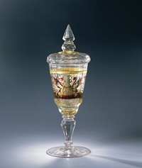 Bokaal met deksel van Zwischengoldglas, met een kruitvat met wapentrofee en een bloemenmand (c. 1720 - c. 1740) by anonymous