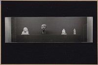 Vitrine met vier beelden (c. 1960) by Rijksmuseum Afdeling Beeld