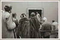 Bezoekers bekijken de expositie (c. 1969) by Rijksmuseum Afdeling Beeld