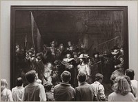 Bezoekers bekijken de Nachtwacht (1981 - 1982) by Rijksmuseum Afdeling Beeld