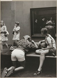 Bezoekers waaronder jongeren bij De Staalmeesters van Rembrandt (c. 1970 - c. 1999) by Rijksmuseum Afdeling Beeld