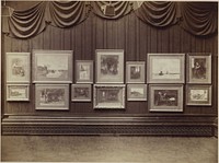 Wand met geplooide doeken en twee rijen schilderijen (1880 - c. 1930) by anoniem