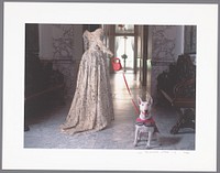 Robe à l'anglaise in de marmeren gang op de eerste verdieping van Museum Willet-Holthuysen, aan de arm een aangelijnde terriër met Burberry dek (2000 - 2003) by Tom van Heel