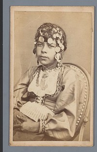 Portret van jonge Bedouïne vrouw in traditionele kleding met ingevlochten haren en henna tatoeages op de handen (1870 - 1900) by anonymous