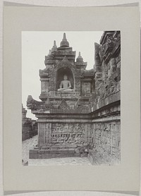 Gaanderij van de Borobudur (Boroboedoer) met een beeld van Boeddha, nabij Magelang, Nederlands-Indië (c. 1895 - c. 1915) by Onnes Kurkdjian