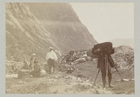 Groep mannen rust in het Noorse landschap (1889) by Paul Güssfeldt and Carl Saltzmann
