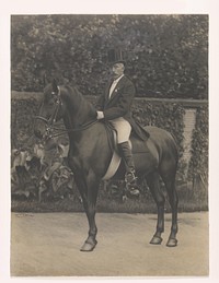 Portret van een man (lid van de familie Van Heerdt) te paard (ruiterportret), Baarn (c. 1900 - c. 1925) by Lodewijk van de Winkel