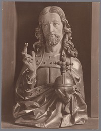 Gezicht op een buste van Christus die met de ene hand een zegenend gebaar maakt en in de andere hand een rijksappel draagt (1900 - 1960) by J Christophe