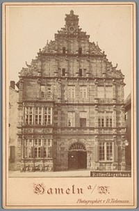 Gezicht op het Rattenfängerhaus in Hamelen (c. 1870 - c. 1890) by B Tieleman