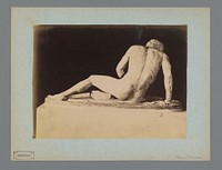 Sculptuur van een liggende figuur (1851 - 1890) by anonymous and anonymous