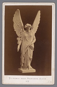 Sculptuur van Victoria (1851 - 1900) by anonymous and Christian Daniel Rauch