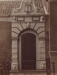 Poort van het Zuiderzeemuseum te Enkhuizen, voormalige poort van de pakhuizen van de Oost-Indische Compagnie (1865 - 1896) by Albert Dekema