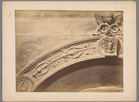 Deel van een archivolt met reliëfs van fantasiewezens en een cherubijn (vermoedelijk) in Italië (c. 1875 - c. 1900) by Alinari