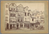 Straatgezicht te Rouen met vakwerkhuizen en twee paardenkarren (c. 1875 - c. 1900) by Séraphin Médéric Mieusement