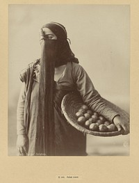 Portret van een onbekende vrouw met een mand (c. 1890 - 1895) by anonymous