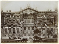 Gezicht op de Nederlandsche Bank aan de Oude Turfmarkt 127, versierd ter gelegenheid van de inhuldiging van koningin Wilhelmina (1898) by anonymous