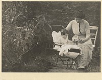 Olga Titzenthaler-Badenberg en Marba Titzenthaler, echtgenote en dochter van de fotograaf, in een tuin of park, Berlijn (1912) by Waldemar Titzenthaler