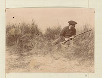 Jager in de duinen, zittend (c. 1880 - c. 1900) by anonymous