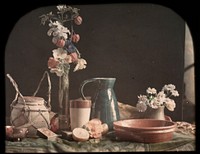 Stilleven met bloemen, fruit, vazen en aardewerk (1907 - 1930) by anonymous