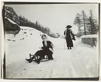 Twee vrouwen met een slee in de sneeuw (c. 1900) by anonymous