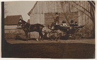 Paard en koets met koetsier, twee vrouwen en een man (c. 1900) by anonymous