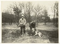 Boswachter en assistent met een hond die een konijn apporteert (1900 - 1930) by Richard Tepe